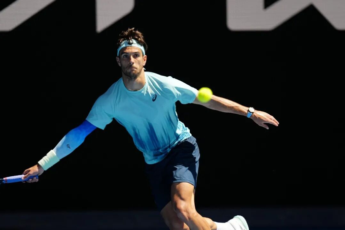 开云APP-跨过前半程硝烟，墨尔本战火升级|网球|亚瑟士|弗里茨|大满贯|穆塞蒂_新浪体育_新浪新闻