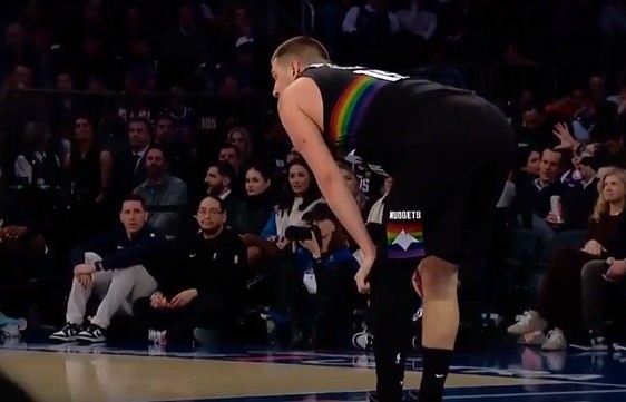 开云-让人揪心！约基奇无对抗应力性摔倒&amp;掘金喊暂停 好在无碍继续打